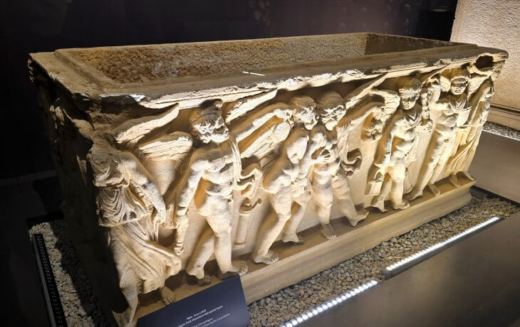 İznik Müzesi’nde sergilenen, zafer tanrıçası Nike ile aşk tanrısı Eros’un birlikte işlendiği Roma dönemi Nike–Eros Lahdi ve üzerindeki detaylı mitolojik kabartmaların görünümü.